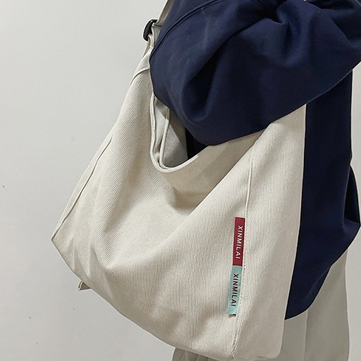 Single-shoulder bag with magnetic buckle down, single-shoulder handbag, solid color, Japanese style, ins shoulder bag, single-shoulder Korean style, laid-back and simple bag Application Scenario