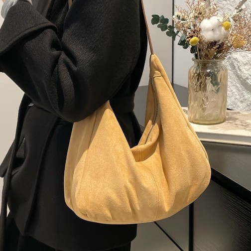 The 2024 new collection of popular women's autumn and winter bags, a large-capacity commuting single-shoulder bag and a matte crossbody bag for women details Picture