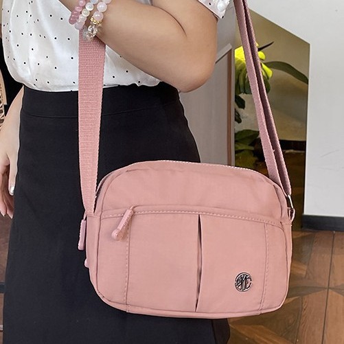 Women's bag 2025 Winter New style Versatile bag for ladies and moms, cross-border trend nylon fabric bag, lightweight single-shoulder crossbody bag Application Scenario
