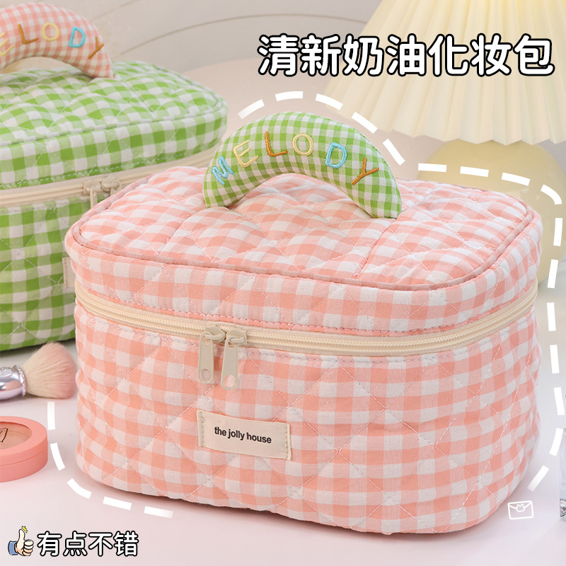 A large-capacity, high-appearance-level Korean style Instagram cute portable cosmetics travel and toiletry storage bag full figure