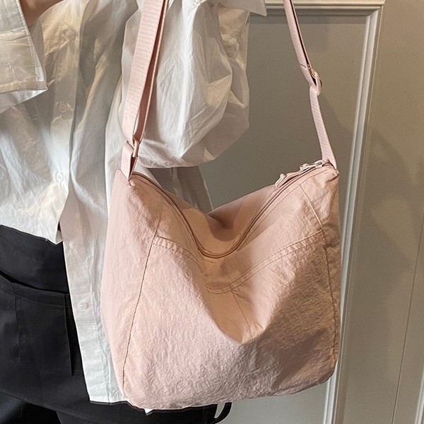 A lightweight nylon tote bag designed for women in 2025, a versatile high-capacity single-shoulder crossbody bag for commuting in South Korea Application Scenario