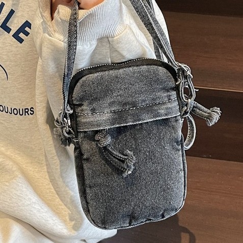 The new Japanese-style simple single-shoulder bag for 2025, a washable denim versatile crossbody bag, is fashionable, casual and lightweight. It's a trendy phone bag Specification drawing
