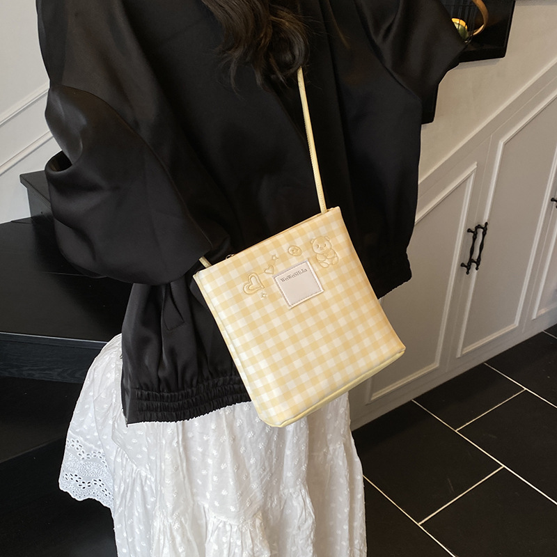 The 2025 new checkered simple print bear small square bag is a fashionable and versatile single-shoulder bag for women and a stylish commuter crossbody bag Specification drawing