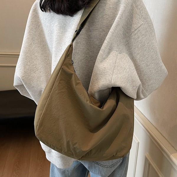 High-end nylon dumpling bag for both men and women, a simple and sporty style, large-capacity casual single-shoulder tote bag Application Scenario