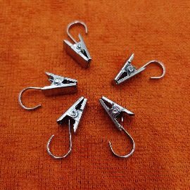 Open and closed metal clips with rings, curtain clips, curtain clips with sawtooth rings, silver hook clips Application Scenario