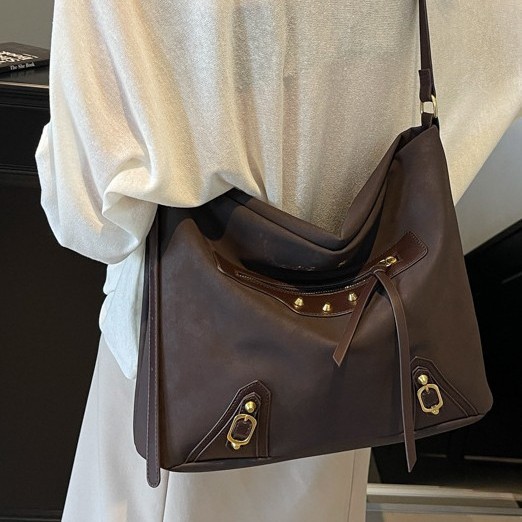 A retro and versatile large-capacity underarm tote bag for women, a new 2024 autumn and winter fashion single-shoulder commuter bag Application Scenario