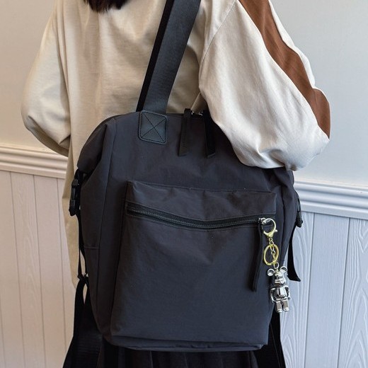 Large-capacity handbag, 2025 new niche fashion backpack, female college student single-shoulder bag, lightweight backpack trend Application Scenario