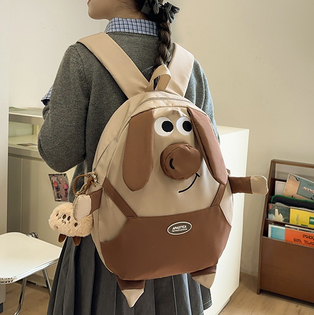 Cute and ugly pig-shaped backpack for girls, a quirky backpack for primary school students, and a niche design schoolbag for female college students full figure