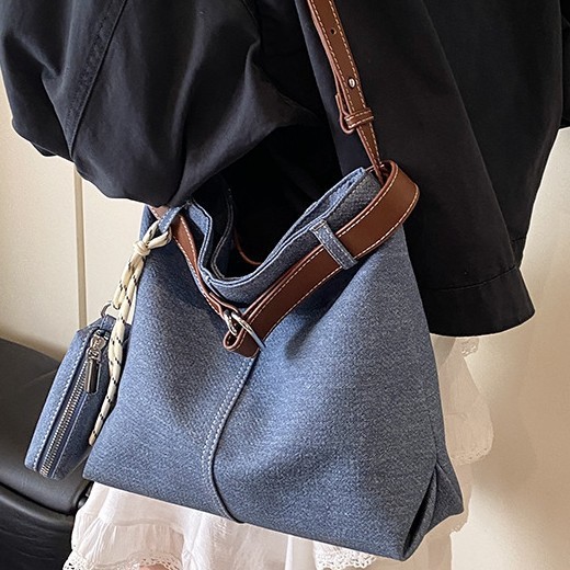 Fashionable new large-capacity single-shoulder bag, high-end quality belt design, cool underarm bag, and spicy girl style crossbody bag details Picture