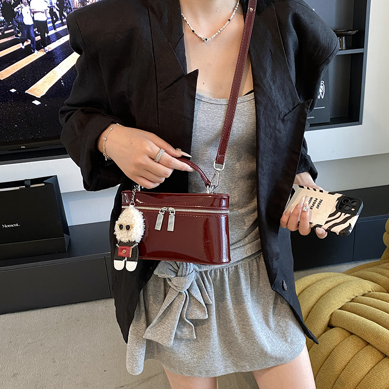 The 2025 new high-end small square bag is a fashionable women's handbag with a shiny surface and a trendy single-shoulder bag. It is stylish and versatile Specification drawing