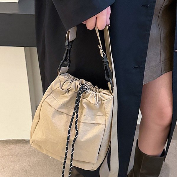 2025 New large-capacity travel and leisure crossbody bucket bag, waterproof nylon fabric drawstring pleated single-shoulder bag Application Scenario