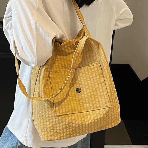 Casual and laid-back style single-shoulder tote bag for women 2025 new style, stylish and versatile, large-capacity commuting crossbody bag for women details Picture