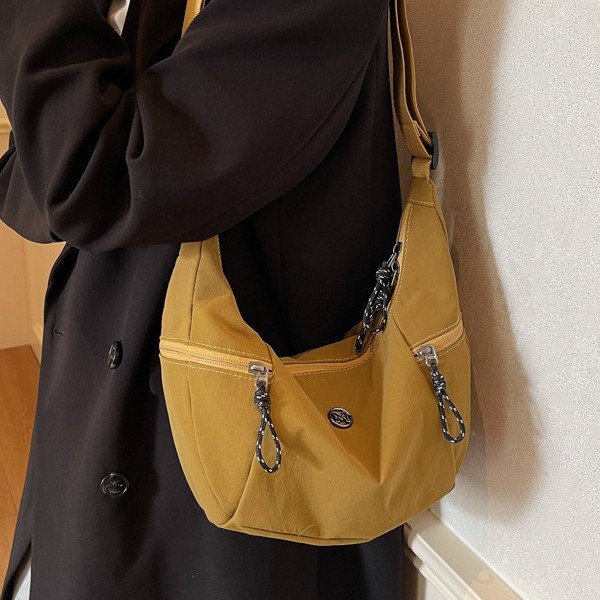 Korean casual nylon fabric large-capacity crossbody bag for women 2024 winter sports, versatile commuting dumpling bag, single-shoulder bag Application Scenario