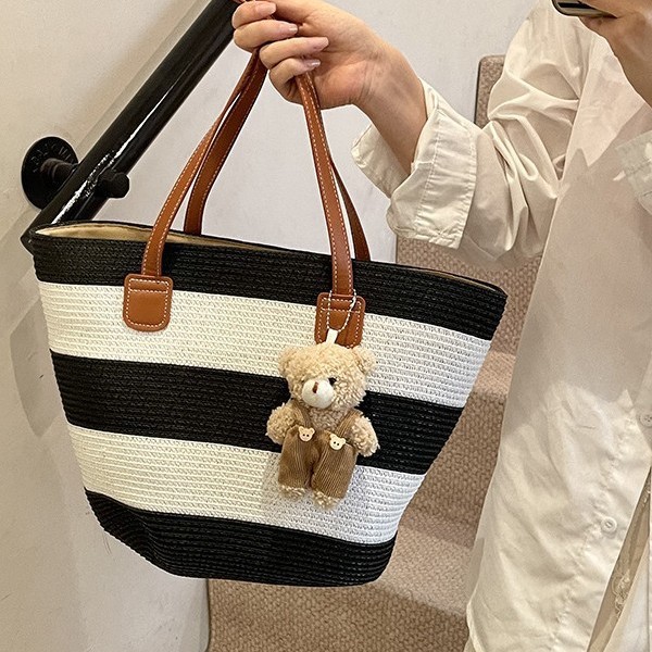Cross-border single-shoulder bag, straw woven bag, large-capacity tote bag for travel and vacation, simple striped beach and seaside commuting bag Application Scenario