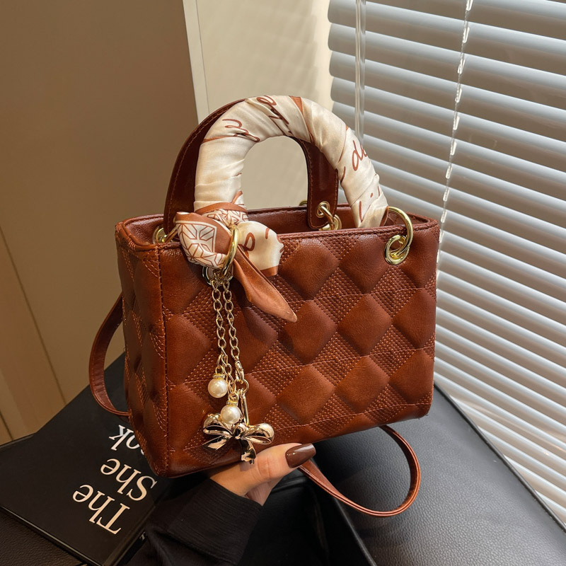 A high-end and stylish embossed diamond-shaped small bag for women, a new 2025 handbag, a fashionable, individual and versatile crossbody bag full figure