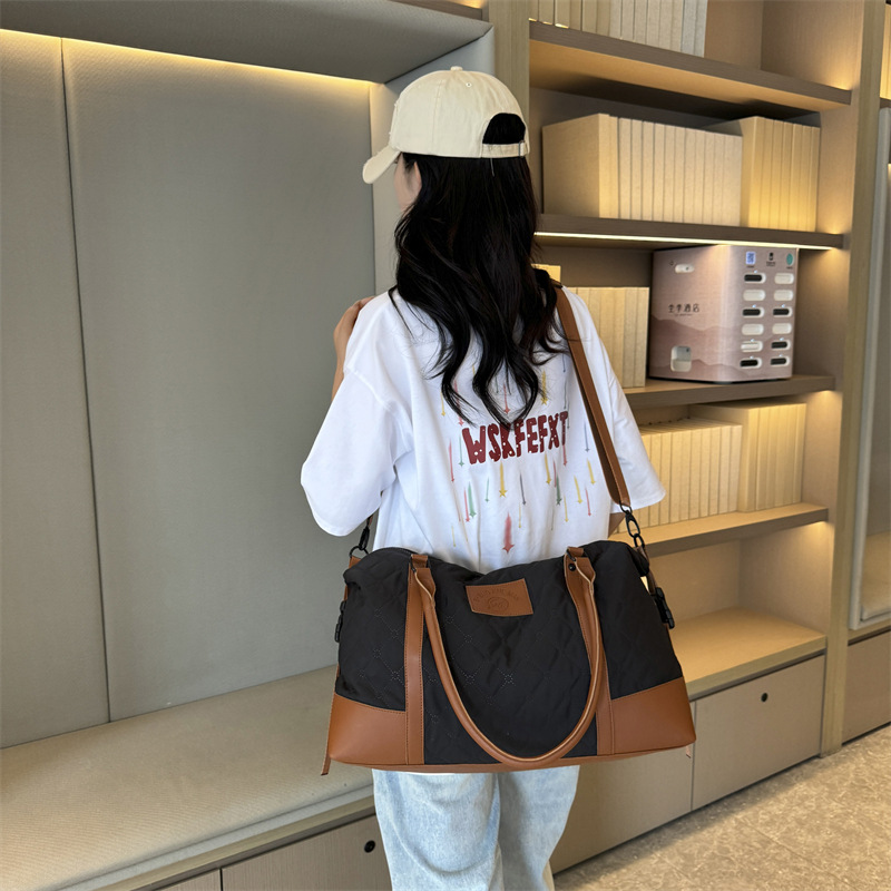 The new large-capacity fitness bag for autumn and winter is lightweight and convenient for business trips. It is a fashionable set for going out and a luggage bag with a handle. It is suitable for foreign trade Application Scenario