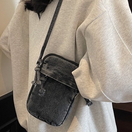 The new Japanese-style simple single-shoulder bag for 2025, a washable denim versatile crossbody bag, is fashionable, casual and lightweight. It's a trendy phone bag details Picture