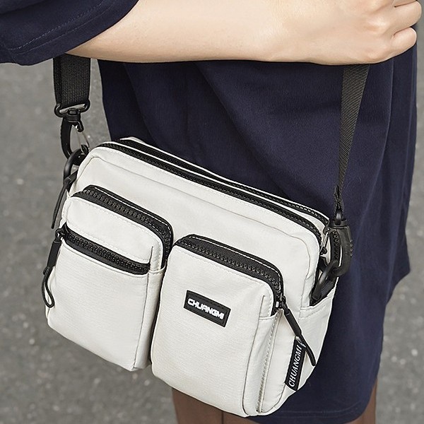 Japanese versatile crossbody bag for women, casual and simple single-shoulder bag, trendy brand lightweight sports phone bag, personalized small backpack for men Application Scenario