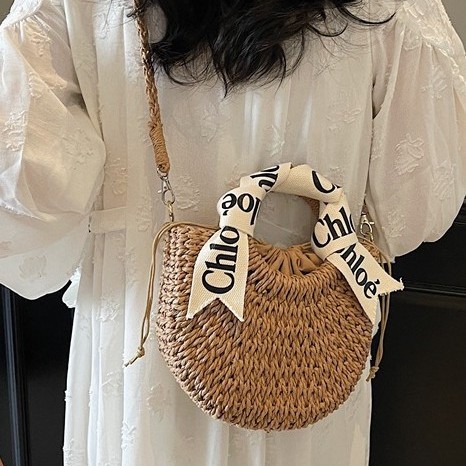2025 Straw woven bag, stylish girls' handbag, fresh and clean Spring and Summer new vacation style casual beach crossbody bag Application Scenario