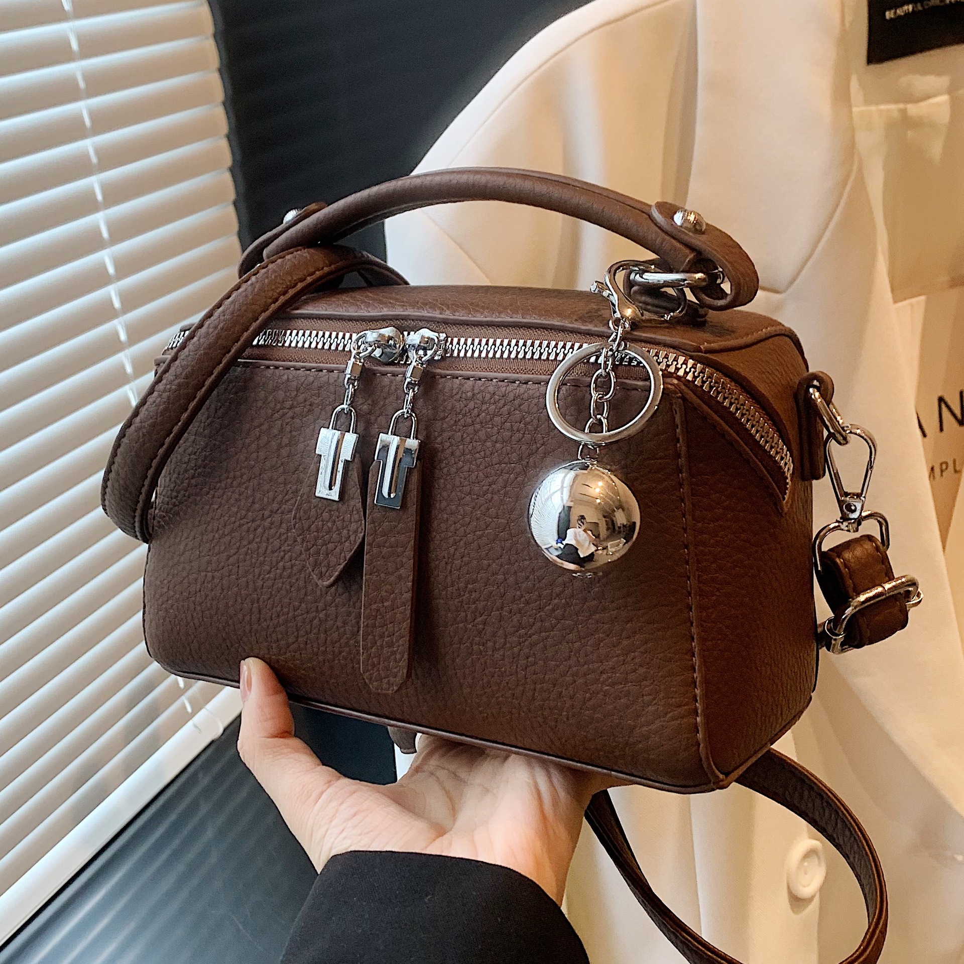A new retro and simple Boston single-shoulder crossbody bag and small square bag with a fashionable and high-quality texture for foreign trade full figure