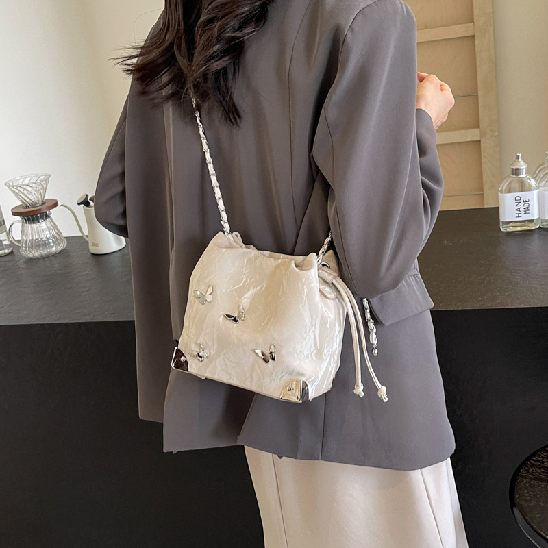 Fashionable pleated drawstring bucket bag for women, Korean style trendy butterfly single-shoulder bag, niche design, simple chain crossbody bag Application Scenario