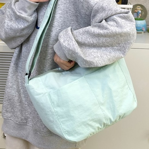 The 2025 new Korean niche lightweight Nylon Butote bag is a cute and trendy large-capacity single-shoulder crossbody bag for commuting Specification drawing
