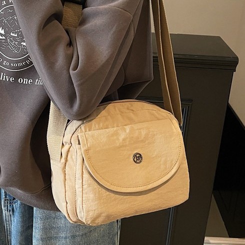 2025 New style fashionable, individual and versatile small bag, casual ultra-light waterproof single-shoulder crossbody bag, soft surface women's mobile phone case Application Scenario