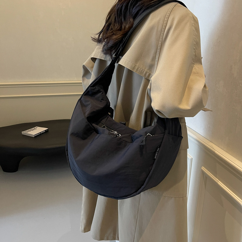 Large-capacity commuting crossbody canvas bag for women, new autumn/winter 2024, casual and versatile student dumpling bag full figure
