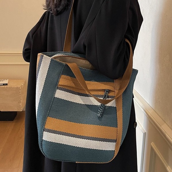 New ladies' handbags: large-capacity checkered canvas bag, high-end commuting tote bag, laid-back style single-shoulder bag Application Scenario
