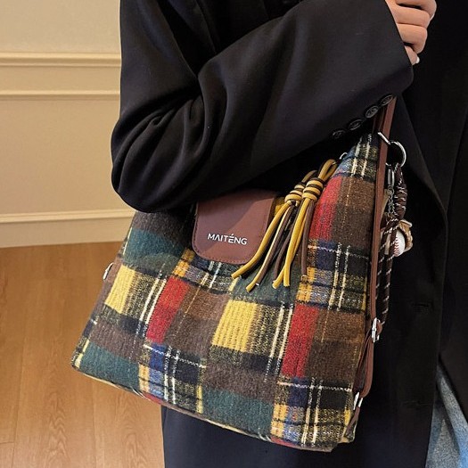 A new 2024 autumn and winter versatile commuter single-shoulder crossbody bag with a simple and casual soft surface and large capacity, featuring a checkered pattern on both shoulders Application Scenario