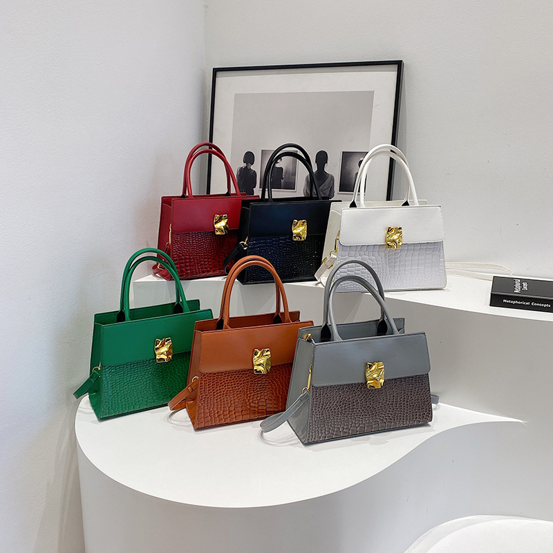 A new 2024 European and American fashion retro women's handbag, single-shoulder bag with crocodile pattern and large capacity crossbody bag Application Scenario