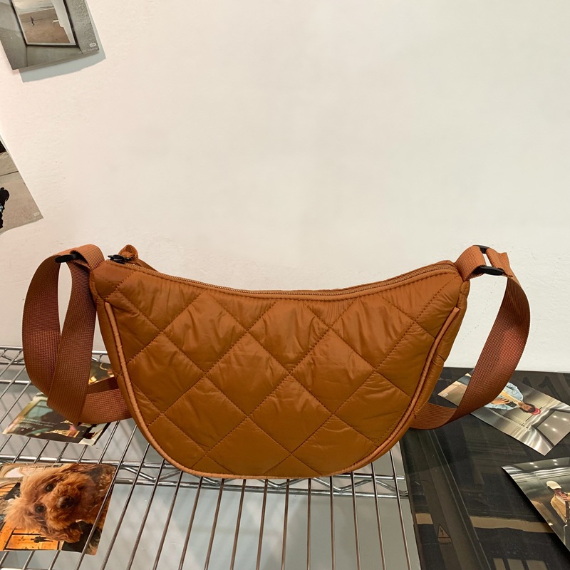 2024 New autumn and winter versatile large-capacity crossbody bag, simple and trendy dumpling bag, couple commuting diamond-shaped cotton jacket bag Specification drawing