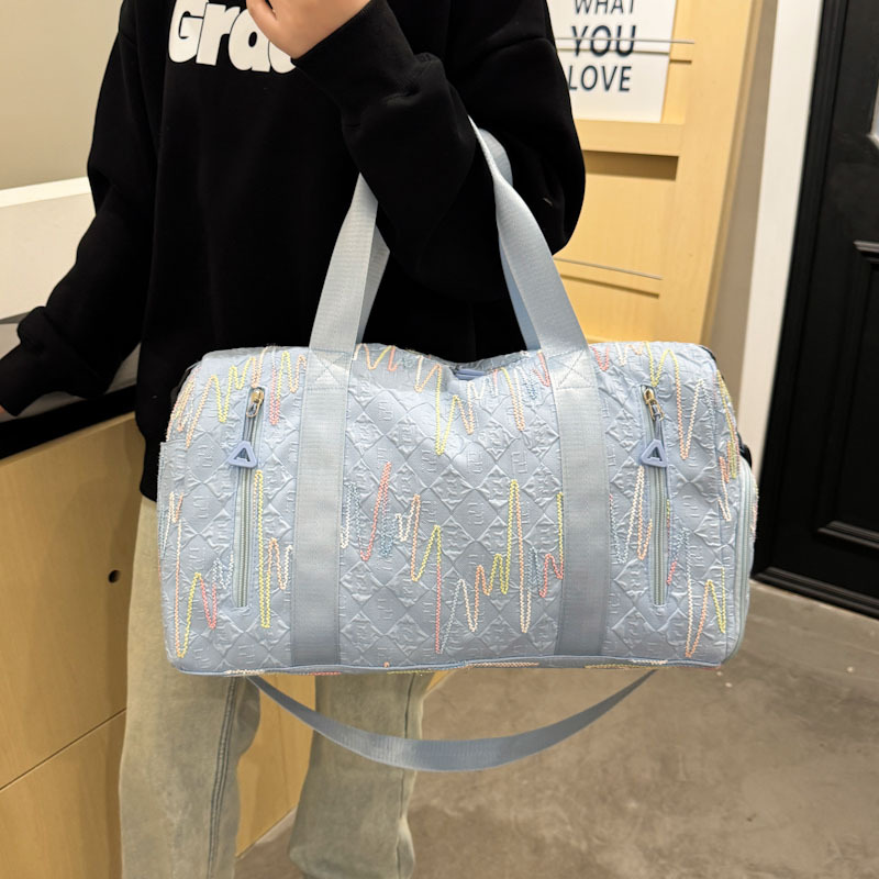 Lightweight business trip boarding bag for women, large-capacity dry-wet separation fitness yoga bag case with handle, portable travel storage bag Application Scenario
