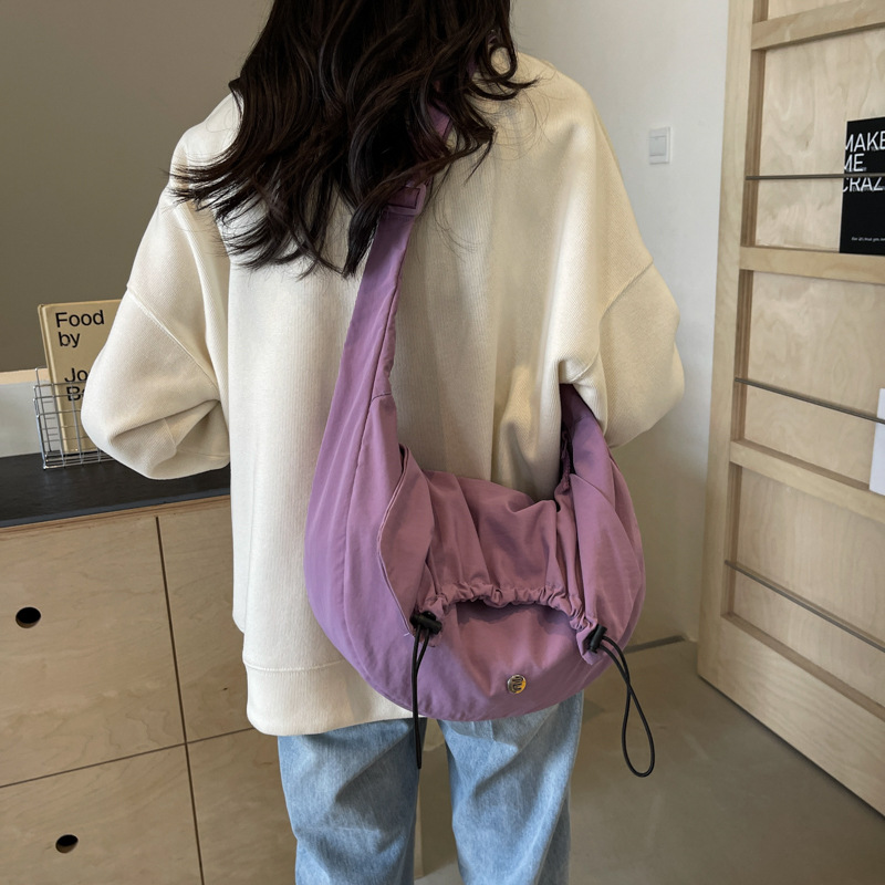 A new cross-border lightweight pleated crossbody bag, a fashionable commuting student hand-held fabric bag with a drawstring at the top, a Japanese-style single-shoulder bag Application Scenario