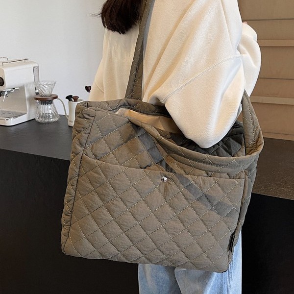 The new 2024 trendy large-capacity diamond-patterned underarm handbag is a versatile commuter tote bag with a forest style for women Specification drawing