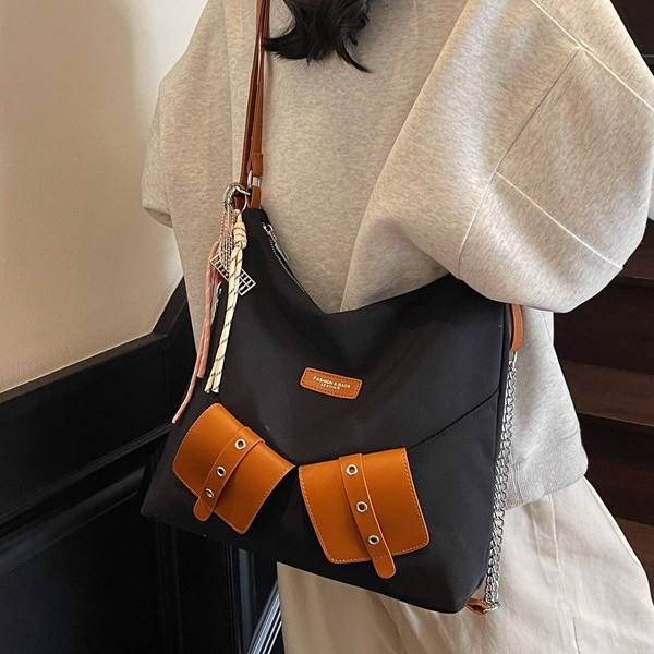A new, fashionable, individualistic and niche design hand-held bucket bag, a simple and trendy spring commuter crossbody bag for women full figure