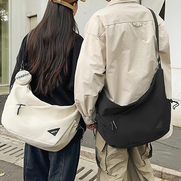 The new large-capacity nylon waterproof student commuting crossbody bag is fashionable, casual and versatile. It is lightweight and convenient for sports Specification drawing
