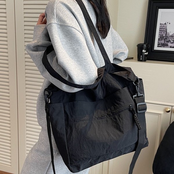 Vintage large-capacity women's single-shoulder bag, new street fashion style, eye-catching commuting tote bag, college student casual bag details Picture