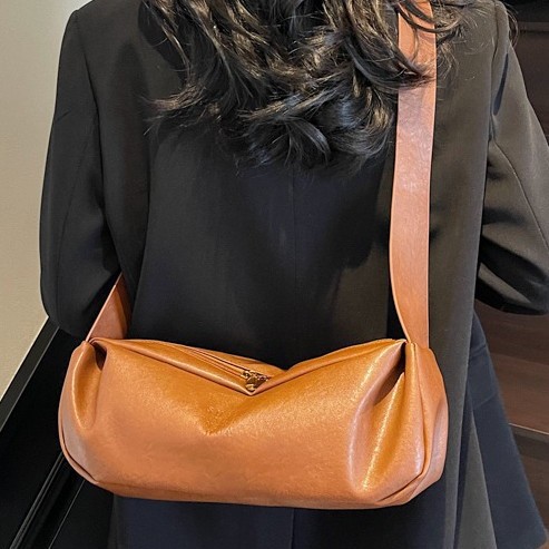 Fashionable and simple underarm bag for women, 2025 new spring commuting single-shoulder soft leather crossbody bag full figure