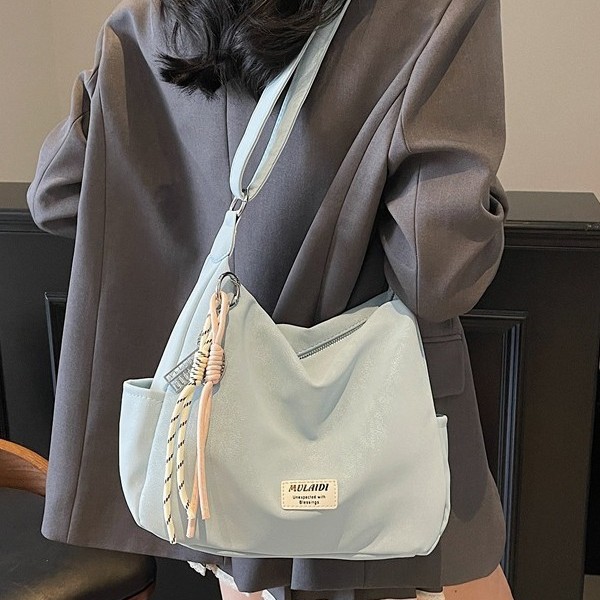 The 2025 new retro large-capacity tote bag, a fashionable and casual single-shoulder crossbody bag, is fresh and versatile for work and commuting Specification drawing