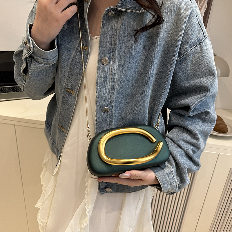 2025 New European and American trend round box hand-held dinner bag mini small bag, retro metal handle single-shoulder crossbody bag Application Scenario