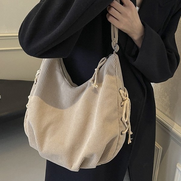 A new corduroy single-shoulder crossbody bag for autumn and winter, a fashionable commuting bag for work, and a retro and artistic forest style drawstring dumpling bag full figure