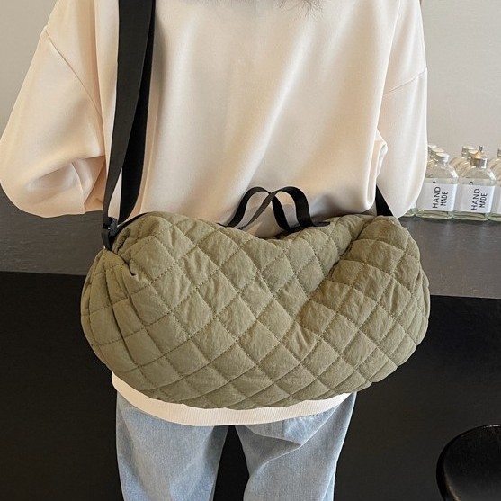 A new large-capacity hand-held commuter bag for autumn and winter, a diamond-patterned solid color simple, fashionable and casual single-shoulder crossbody bag full figure