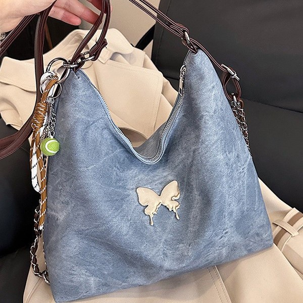 This is a new 2024 autumn and winter fashion and quality chain backpack with a multi-functional and large-capacity single-shoulder crossbody full figure