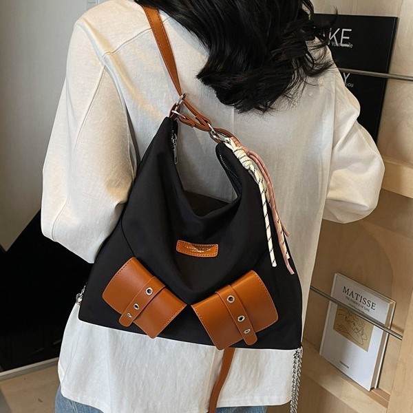 A new, fashionable, individualistic and niche design hand-held bucket bag, a simple and trendy spring commuter crossbody bag for women Application Scenario