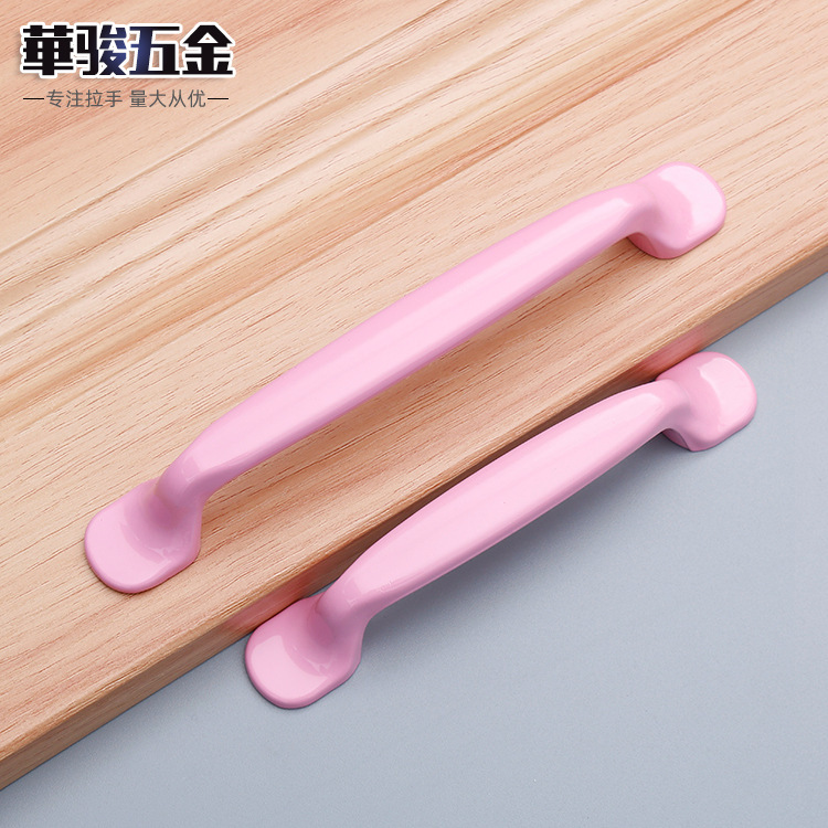 Factory direct supply of modern and simple aluminum alloy color handles, kitchen cabinets, drawers, wardrobes, furniture hardware, door handles wholesale Application Scenario