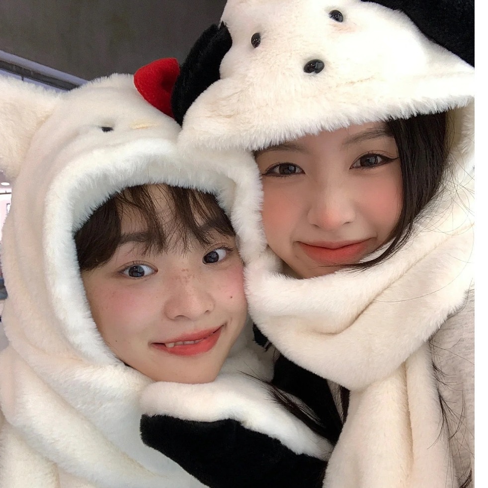 A small and niche design penguin three-piece set for autumn and winter, featuring a cute cartoon thick and warm scarf, gloves and a one-piece hat details Picture