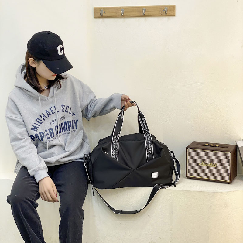 Wholesale of 2025 new large-capacity travel bags, dry-wet separated fitness bags, swimming bags, single-shoulder crossbody bags Application Scenario
