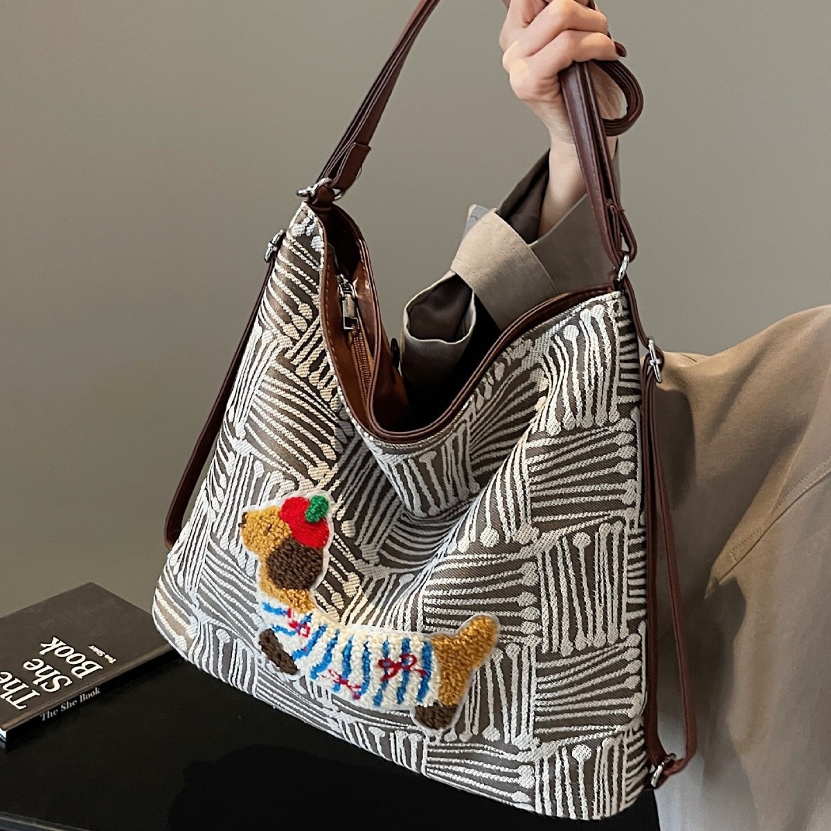 Cross-border geometric striped canvas bag, large-capacity single-shoulder underarm bag, niche design, Japanese-style versatile commuting fabric bag full figure