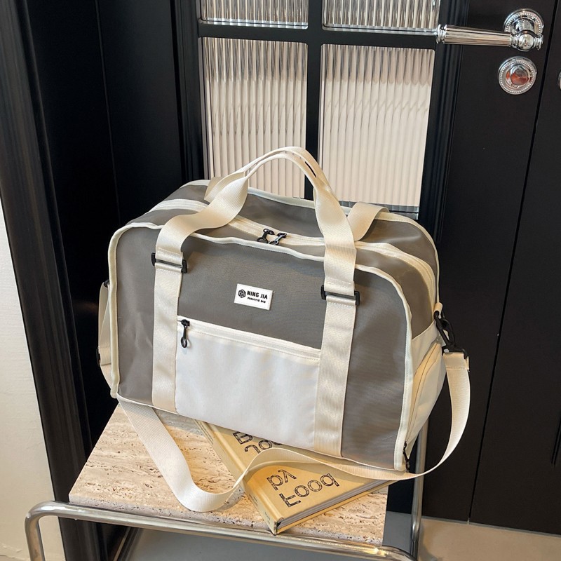 Wholesale of large-capacity travel bags with stretchable handles, lightweight hand-held crossbody storage bags, dry and wet separation sports and fitness bags Application Scenario